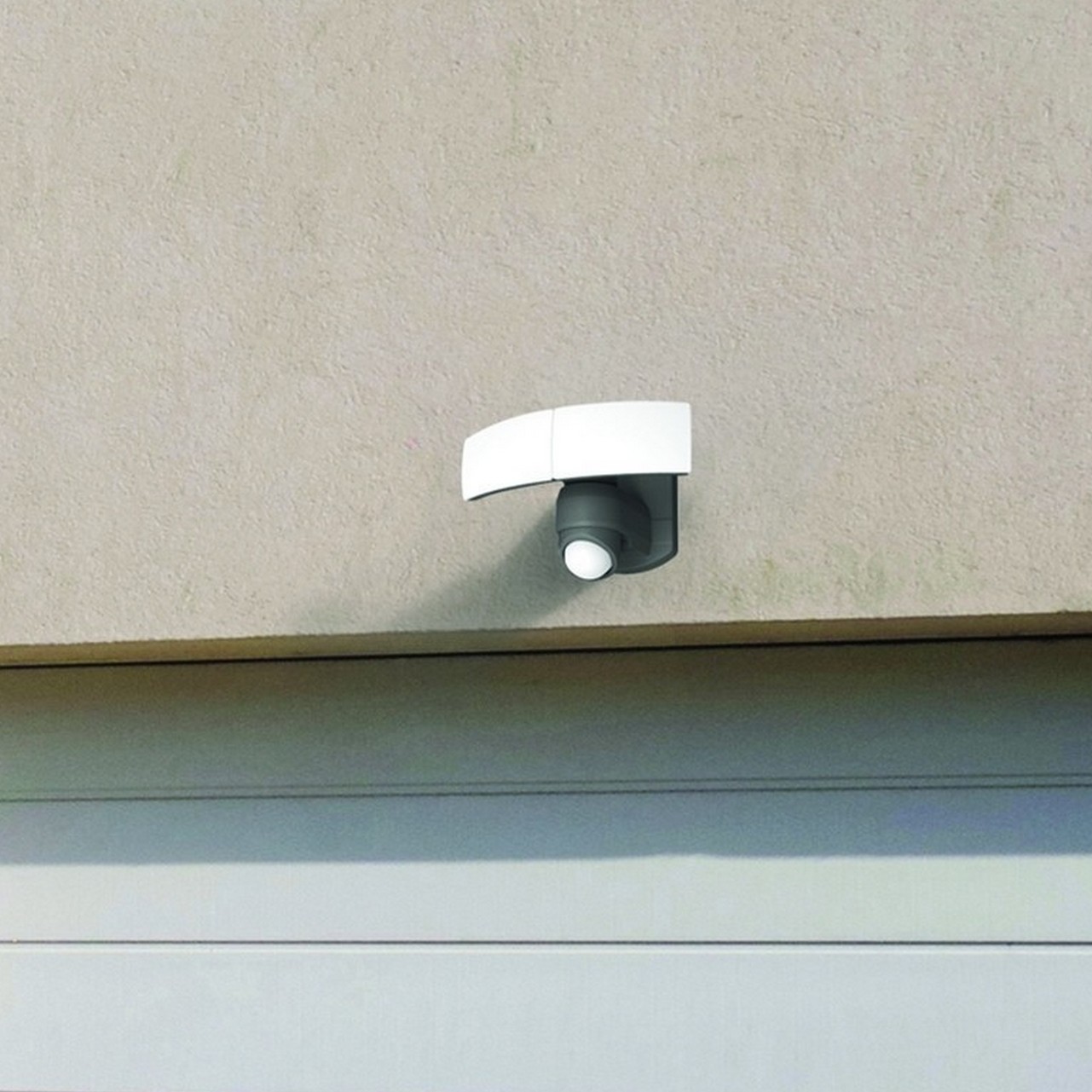 Lutec Arc - applique extérieure avec détecteur - 27 x 20 x 15 cm - 13W LED inclus - IP54 - blanc