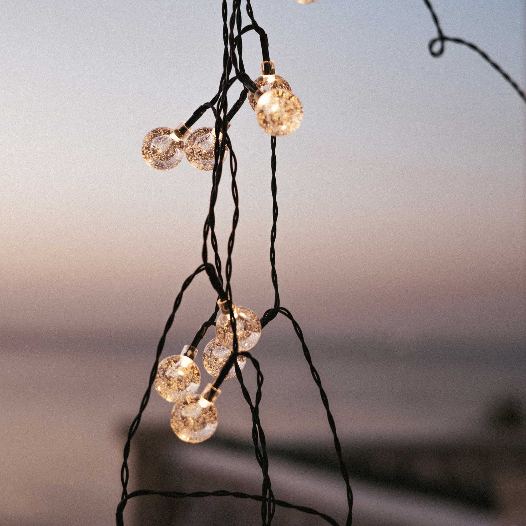 New Garden Griselda Glossy - guirlande lumineuse à énergie solaire - 4,66 mètres de guirlande dont 2 mètres de cordon - 10 lampes LED incl. - IP44 - transparent