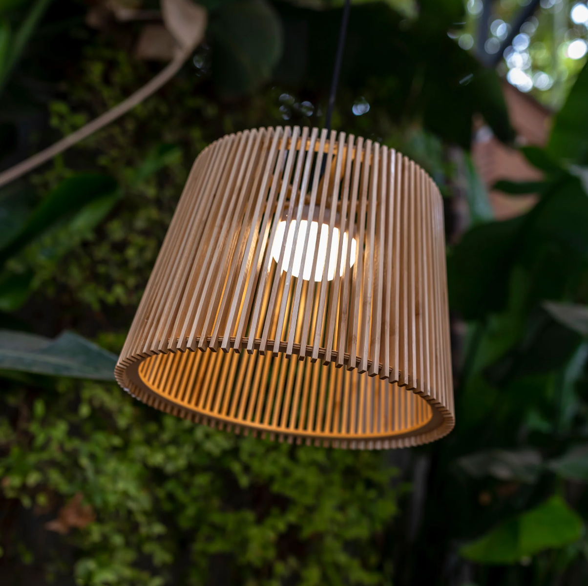 New Garden Okinawa - lampe suspendue d"extérieur avec source lumineuse rechargeable et télécommande - 9W LED inclus - Ø cm - IP54 - bambou