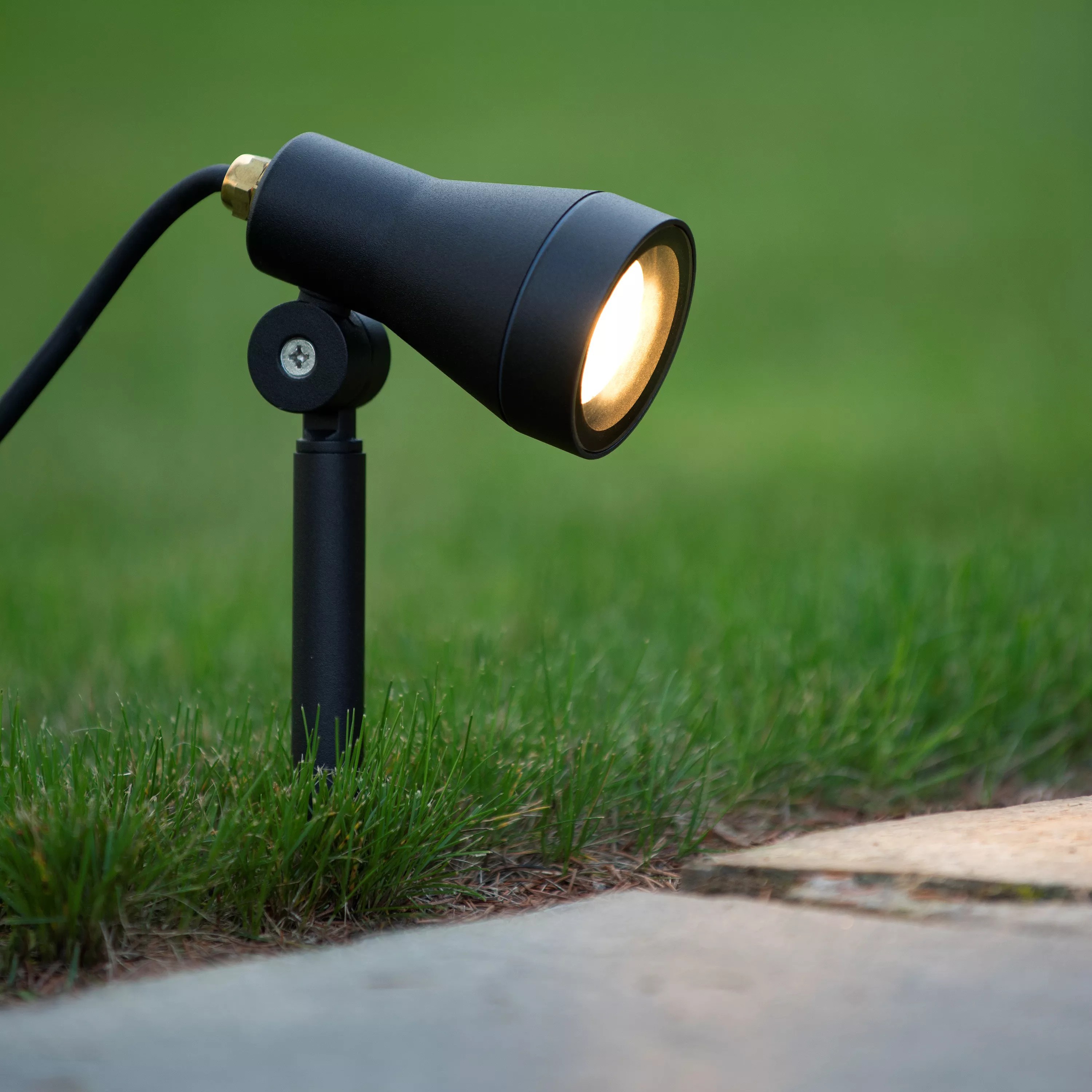 Lucide Spike - spot au sol sur pic avec prise - 6,5 x 10,8 x - 5W LED inclus - IP54 - noir