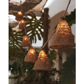 New Garden Maro – Guirlande lumineuse connectable par câble ou à l’énergie solaire – Batterie rechargeable – Guirlande de 8 mètres, dont 3 mètres de câble – 10 ampoules LED incluses – IP44 – Rotin