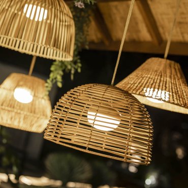 New Garden Bossa - lampe suspendue d'extérieur avec source lumineuse rechargeable et télécommande -  Ø 35 x 300 cm - 9W LED inclus - IP54 - rotin
