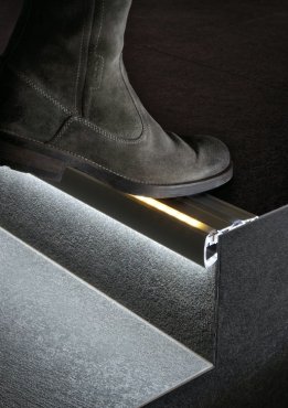 Klus STEP - Profilé LED pour bordures de marches - 4,1 x 8 cm - noir