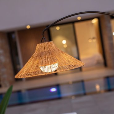 New Garden Niza 165 - lampadaire avec source lumineuse rechargeable et télécommande - 40 x 73 x 167 cm - 9W LED dimmable inclus - IP54 - noir et marron