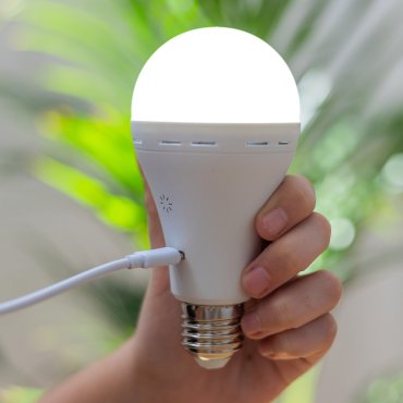 New Garden Lapera - ampoule LED E27 rechargeable et dimmable avec télécommande - Ø 6,7 x 13 cm - E27 - 350lm - 3000 à 6000K