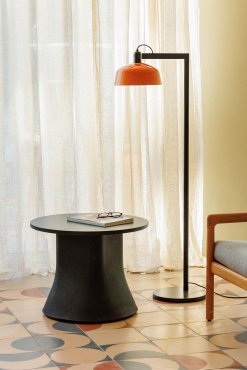 Faro Tatawin - lampadaire - 30 x 47,7 x 148 cm - noir satiné et orange rougeâtre brillant