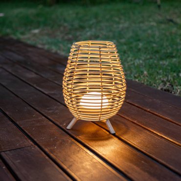 New Garden Bossa 30 - lampe de table avec source lumineuse portable rechargeable et télécommande - Ø 22,5 x 32,5cm - 9W LED inclus - IP54 - rotin