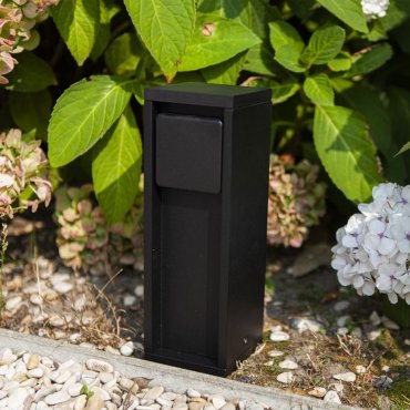 Lutec Mains - poteau avec prise - 8 x 8 x 24 cm - IP54 - noir mat - prise latérale (version néerlandaise)