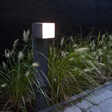 Lutec Cuba - poteau de jardin avec prise (avec mise à la terre) - 23,7 x 11 x 75 cm - 12,2W LED inclus - IP54 - gris foncé
