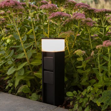 Lutec Mains - poteau de jardin avec prises - éclairage intelligent - 8 x 8 x 36,7 cm - 11W LED inclus - IP44 - noir - 2 prises latérales (version néerlandaise)