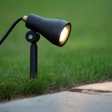 Lucide Spike - spot au sol sur pic avec prise - 6,5 x 10,8 x 42 cm - 5W LED inclus - IP54 - noir