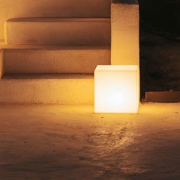 New Garden Cuby - lampe de table solaire rechargeable avec télécommande - 32 x 32 x 32 cm - 1W RGB LED inclus - IP65 - blanc