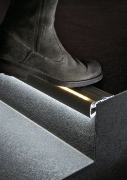 KLUS STEP - Profilé LED pour bordures de marches - 4,1 x 8 cm - noir