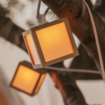 New Garden Vega - guirlande lumineuse extensible sur câble ou solaire - guirlande de 8 m dont 3 m de câble - 10 ampoules LED incluses - IP44 - bambou et blanc